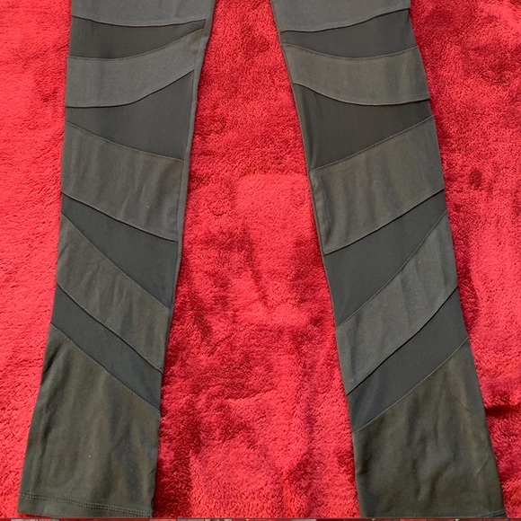 Iefiel Mesh Panel Leggings - Picture 3 of 3